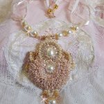 Collar Poudre de Riz bordado con cristales de Swarovski, accesorios chapados en oro, cuentas de perlas y cuentas de semillas